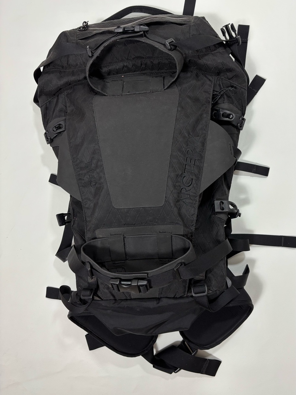 Arc'teryx M40 Black Men's Technical Pack with Adjustable Straps
